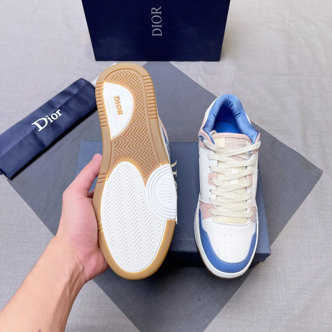 P420 Dior B57 low-top sneakers 2024 spring men's series new product launch [Celebrate][Celebrate][Celebrate], reinterpret the basketball shoe design and become Dior's classic item [strong][strong][strong], carefully crafted in black and cream white smooth cowhide, with beige suede, and the leather CD logo is displayed on the side Zhi, the tongue, sole and back side are decorated with various distinctive details to enhance the style[666][666], while the eyelet details, topstitching and rubber panels highlight the dynamic charm of its athletic style[strong][strong][strong]. It has a two-color rubber sole, which can be matched with various clothing to create a refined look. Size: 38 to 45 No. 067